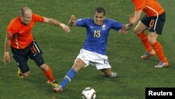 Дани Алвес (в центре) в составе сборной Бразилии на чемпионате мира в ЮАР, июнь 2010 г․

