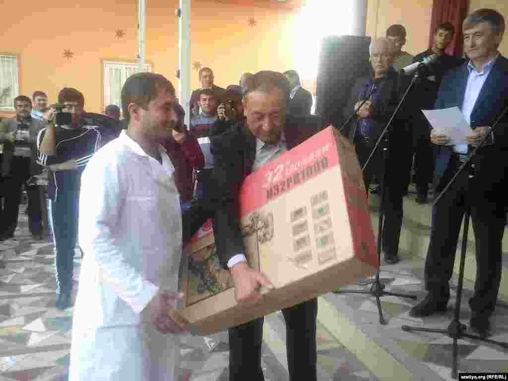 Победитель фестиваля плова Лазиз Ганиев из Шымкента получил в подарок телевизор.&nbsp;Шымкент, 25 октября 2014 года. 