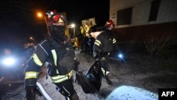 Полиция кызматкерлери Харьковго жасалган дрон чабуулунан набыт болгон жайкын тургундун сөөгүн көтөрүп баратышат. 2025-жыл, 29-март. 