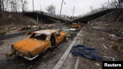 Знищені автомобілі та зруйнований міст неподалік Донецького аеропорту. Березень 2015 року. Ілюстраційне фото 