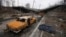 Знищені автомобілі та зруйнований міст неподалік Донецького аеропорту. Березень 2015 року. Ілюстраційне фото 