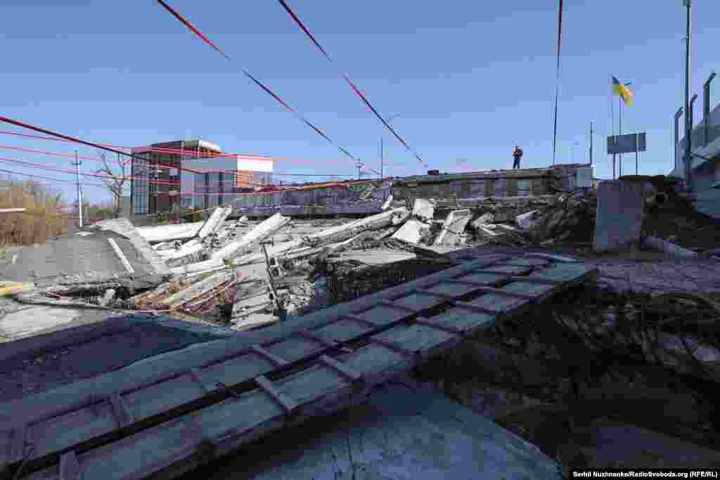 На пачатку поўнамаштабнага расейскага ўварваньня жыхары Ірпяня пакідалі свае дамы пешшу, узяўшы з сабой толькі самае неабходнае.З канца лютага і сакавіка 2022 году амаль 40 000 мірных жыхароў перайшлі Раманаўскі мост, ратуючыся ад расейскай акупацыі.Зьлева фота 11 сакавіка 2022 году, справа — з сакавіка 2025 году