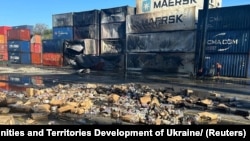 Контейнери, пошкоджені російським ракетним ударом в Одеській області, Україна, 10 жовтня 2024 року
