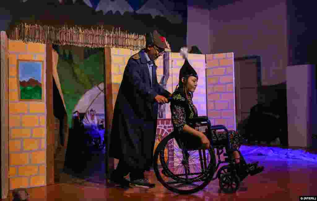 Дүйшөн менен Алтынайдын ролун Арсен Сагынов менен Малика Халикова жаратышты.