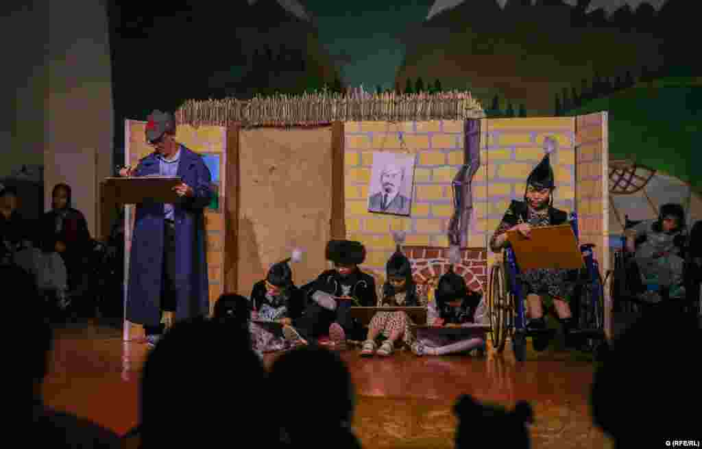 Сахнанын көрүнүшүн Германиядан келген Холгер Зертнек жеңил конструкция менен жасаган.&nbsp;