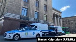 Автомобили полиции близ площади «Астана» в Алматы, в день референдума и анонсированного митинга. 5 июня 2022 года