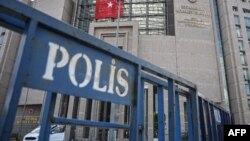 Türkmen blogerleri 28-nji aprelde ikisi-de bir günde migrasiýa we polisiýa edaralaryna çagyrylyp, şol ýerden Ankaranyň deportasiýa merkezine alnyp baryldy. 