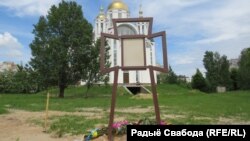 Памʼятний хрест на місці колишнього масового поховання у Бучі під час російської окупації