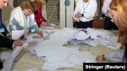 Падлік галасоў на адным з выбарчых участкаў ў Малдове.