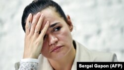 Коли воно було зроблене – до чи після її від’їзду з Білорусі в Литву – наразі незрозуміло. На відео Тихановська сидить біля закритого шторами вікна і беземоційно зачитує текст