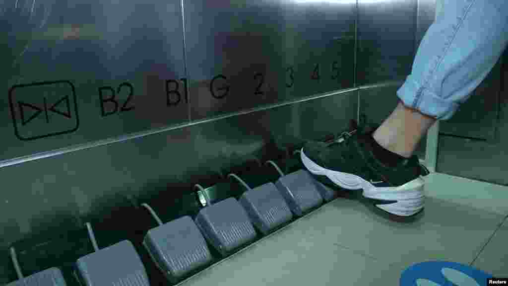 Щоб зменшити можливість передачі інфекції через дотики, один із торговельних центрів у Бангкоку в Таїланді встановив замість кнопок педалі. Тепер викликати ліфт і обрати поверх можна ногами