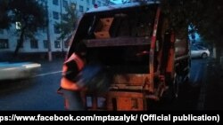 “Тазалыктын” кызматкери. Иллюстрациялык сүрөт.