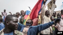 Протестувальники з російськими та малійськими прапорами на акції проти французького впливу в Малі, Бамако, травень 2021 року