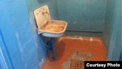 Бишкектеги №21 тергөө абагындагы жуунчу жай. Иллюстрациялык сүрөт.