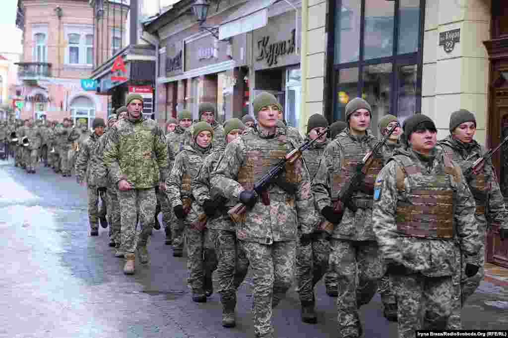 У складі бригади чимало жінок, які служать у медичній роті