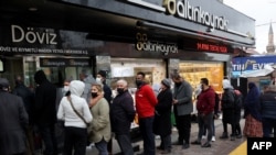 Акча алмаштыруучу жайга кезек күткөн кардарлар. Анкара. 20-декабрь, 2021-жыл.