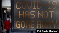 «COVID-19 չի հեռացել» նախազգուշացումը փողոցում տեղադրված մեծ վահանակին, Բոլթոն, Բրիտանիա, 18 դեկտեմբերի, 2021թ.