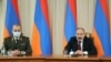 Премьер-министр Армении Никол Пашинян (справа) выступает на заседании, посвященном Дню работника органов национальной безопасности, Ереван, 20 декабря 2021 г. 
