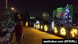 Täze ýyl bezegleri. Illýustrasiýa suraty. Arhiwden alyndy. Türkmenistan.