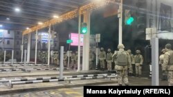 Алматынын аэропортундагы күч кызматкерлери, 5-январь, 2022-жыл. 