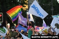 شادمانی هواداران بوریچ پس از اعلام اولین نتایج رسمی دال بر پیروزی او در انتخابات