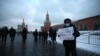 У Москві колишній поліцейський вийшов на Червону площу з плакатом «Путін убивця»