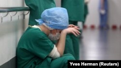 Лікарка з відділення інтенсивної терапії відпочиває після надання допомоги хворим на COVID-19, Франція, фото ілюстративне