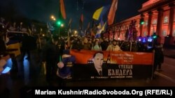 1 січня виповнюється 113 років від дня народження провідника Організації українських націоналістів, сприйняття постаті котрого досі залишається неоднозначним у суспільстві (Смолоскипова хода у Києві, 1 січня 2021 року)