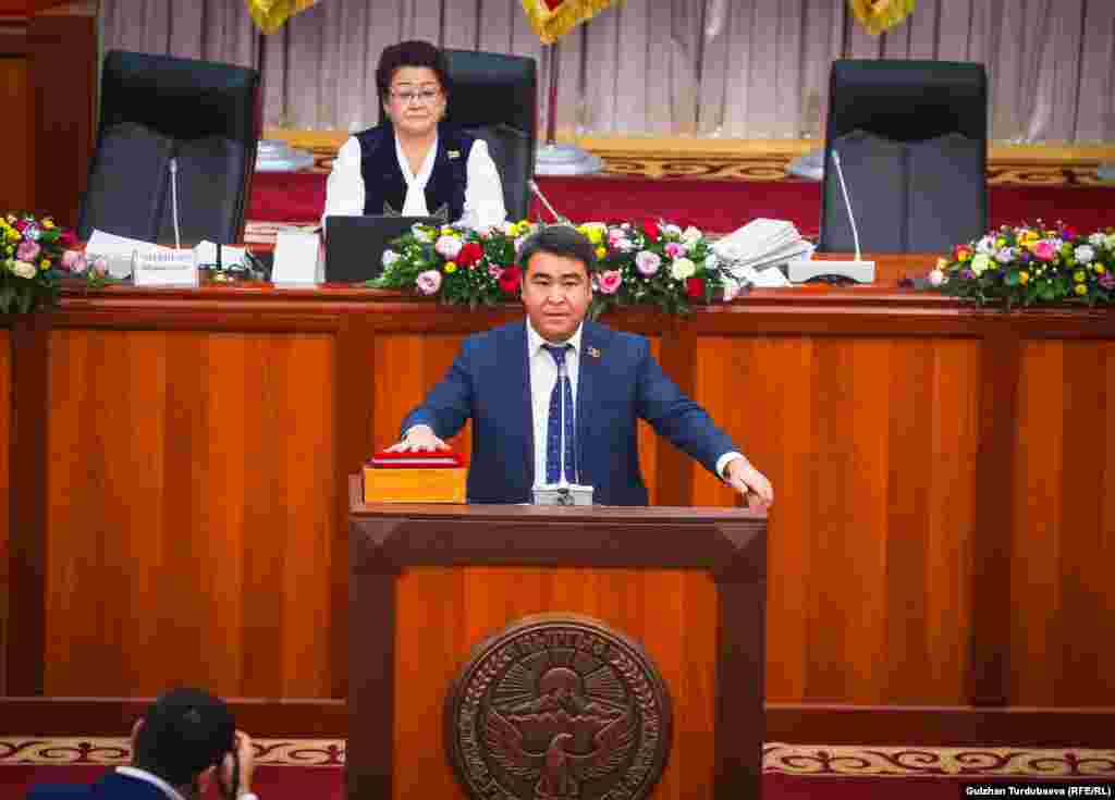 Депутат Жанар Акаевдин ант берип жаткан учуру.&nbsp;&nbsp;