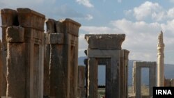 ده‌ها هزار گل‌نبشته هخامنشی که در سال‌های ۱۹۳۰ میلادی، در کاوش‌های باستان‌شناسی در پارسه، تخت جمشید، یافته شدند در همان سال‌ها برای پژوهش و بررسی به دانشگاه شیکاگو در آمریکا فرستاده شدند‌