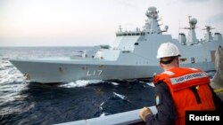 نروژ و دانمارک از جمله کشورهایی هستند که برای کمک به انتقال جنگ‌افزارهای شیمیایی سوریه داوطلب شده‌اند. رویتر از قول سخنگوی سازمان منع گسترش سلاح‌های شیمیایی که بر این انتقال‌ها نظارت دارد، می‌گوید از ۲۷ ژانوی هیچ جابه‌جایی صورت نگرفته است