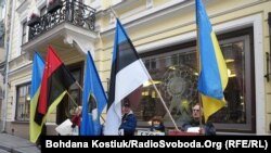 Пікет біля посольства Росії в Таллінні проти війни в Україні, 2016 рік. 