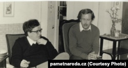 Вацлаў Гавэл і дысыдэнт, адзін з падпісантаў Хартыі-77 Вацлаў Бэнда (зьлева), 1983 год