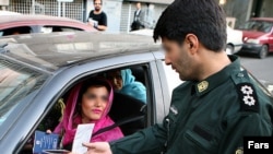 شاهدان عينى می گویند که گشت های ويژه در خيابان هاى تهران به بررسى وضعيت حجاب زنان و نسبت آنها با مردان همراهشان مى پردازند. 