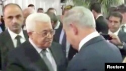 بنیامین نتانیاهو نخست‌وزیر اسرائیل و محمود عباس رئیس تشکیلات خودگران فلسطینی در مراسم خاکسپاری شیمون پرز