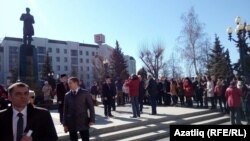 Тукай һәйкәленә чәчәкләр салу чарасы