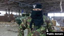 Фейк 2016 года, изображающеий якобы «боевиков ИГИЛ в составе «Азова». Снимался на захваченном «ДНР» заводе «Изоляция» в Донецке