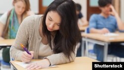 Studentler synag tabşyrýar.