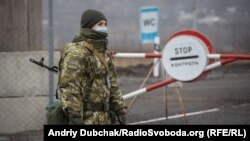 Жінка-військовослужбовець України на КПВВ «Золоте» на Луганщині