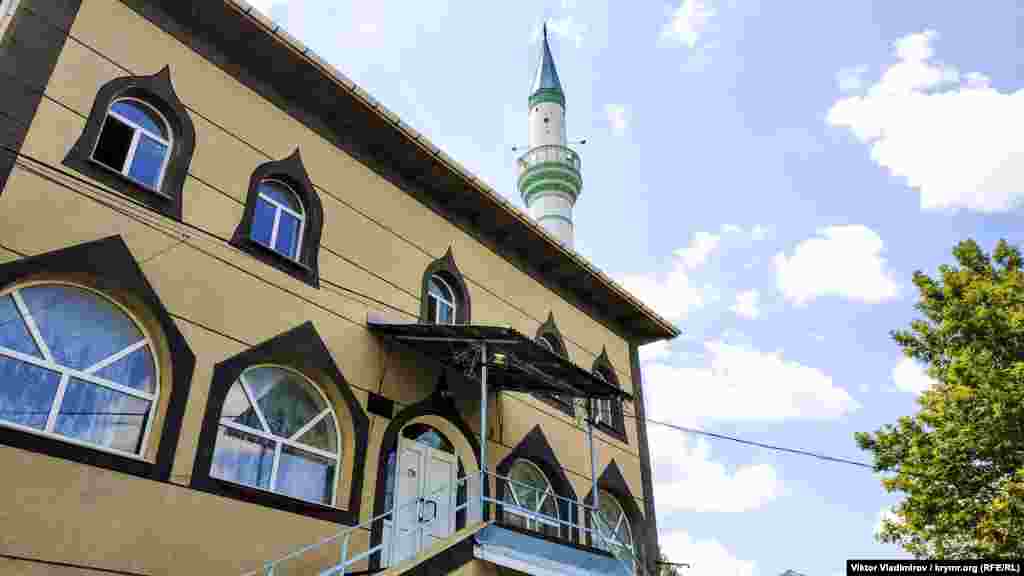 Qurman rayonında camini 90-ıncı yıllarda qırımtatarlarnıñ qasabası yanında qurıp başladılar. SSSR dağılğanından soñ, 1944 senesi sürgün etilgen qırımtatarlar kütleviy şekilde Vatanına qaytıp başladı