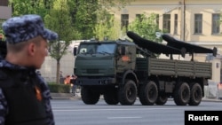 La repetițiile de la Moscova pentru parada de Ziua Victoriei așteptată pe 9 mai 2025, armata rusă a demonstrat și drone Geran cu care atacă frecvent Ucraina, transportate de un camion militar.