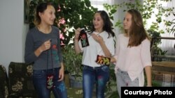 Әрәкәй кызлары Элина Хәкимова (с), Регина Хәкимова, Эвелина Хаҗипова 