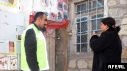 Jurnalistlər yanvarın 8-dən itkin düşən Hüseynovların mənzilin qapısının bağlı olduğunu görürlər