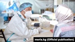 Врач консультирует пациентку. Бишкек. 28 августа 2020 года.