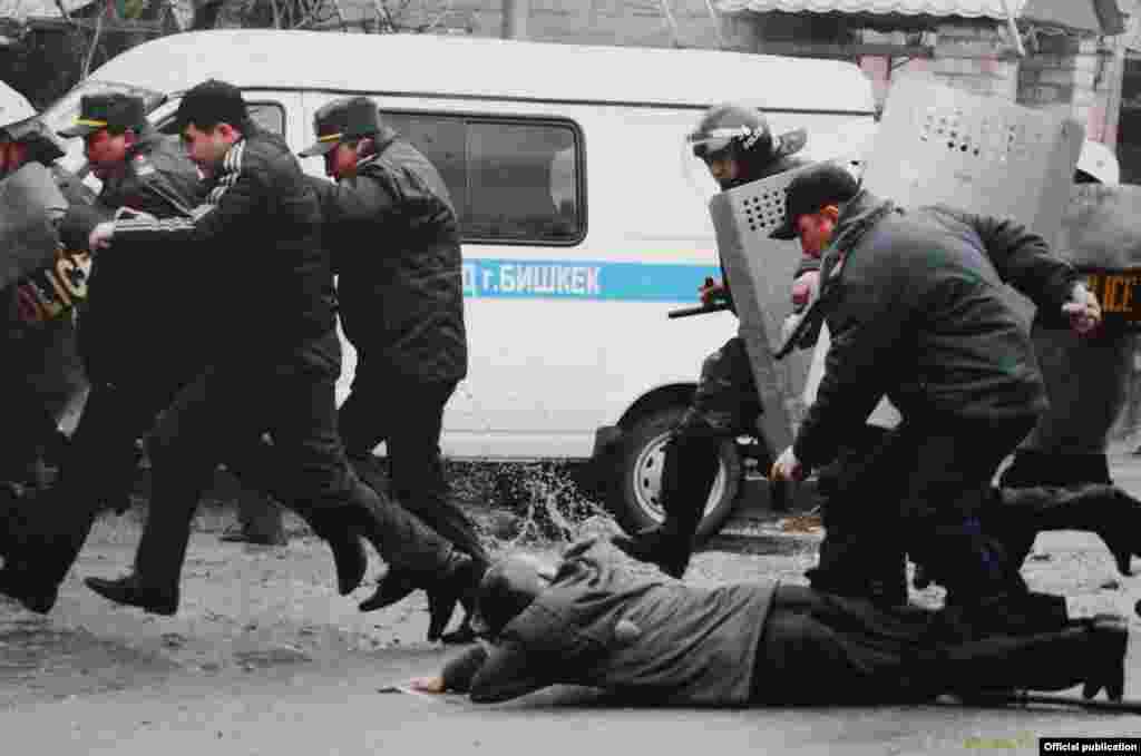 2010-жылы 7-апрелдеги ыңкылапта өкмөт үйүнүн алдына чыккан демонстранттарга каршы ок атылып, 87 адам каза тапкан. 300дөн ашык адам ар кандай деңгээлде жараат алган.