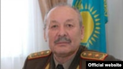 Қазақстан қорғаныс министрінің орынбасары болған генерал-лейтенант Қажымұрат Маерманов. (Сурет министрліктің сайтынан алынды)	 
