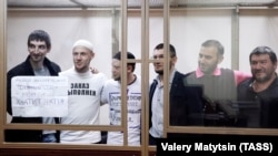 Yaltadaki «Hizb ut-Tahrir davasınıñ» mabüsleri Rostov-na-Donu Rusiye mahkemesiniñ oturışuvında, 2019 senesi noyabrniñ 12-si