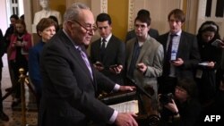 Багато республіканців хочуть укласти угоду з лідером більшості в Сенаті, демократом Чаком Шумером, щоб дозволити внесення поправок до законодавства в обмін на більш швидкі дії. На фото: Чак Шумер виступає на пресконференції, 6 лютого 2024 року