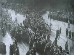 Фото, яке вважають за знімок перепоховання загиблих під Крутами студентів