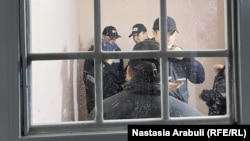 Полицейские у квартиры Нануки Жоржолиани